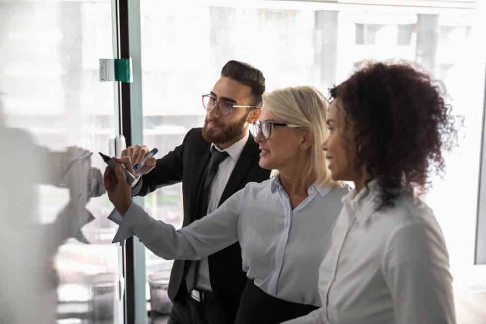 Executivos fazendo planejamento estratégico financeiro